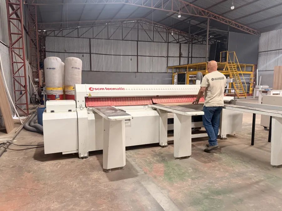 Ateliê da GranMestre em Campo Magro: seccionadora SCM em operação na produção dos móveis planejados