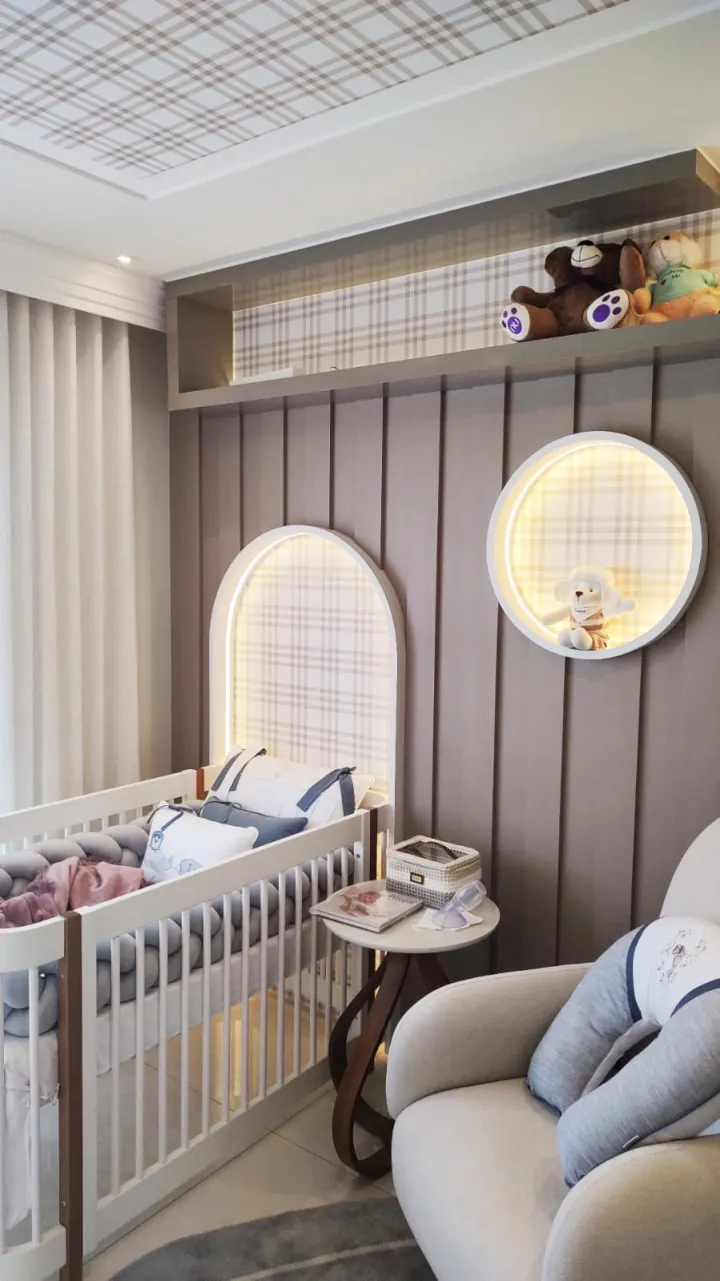 Quarto de bebê planejado com painel ripado, nichos arredondados e marcenaria sob medida